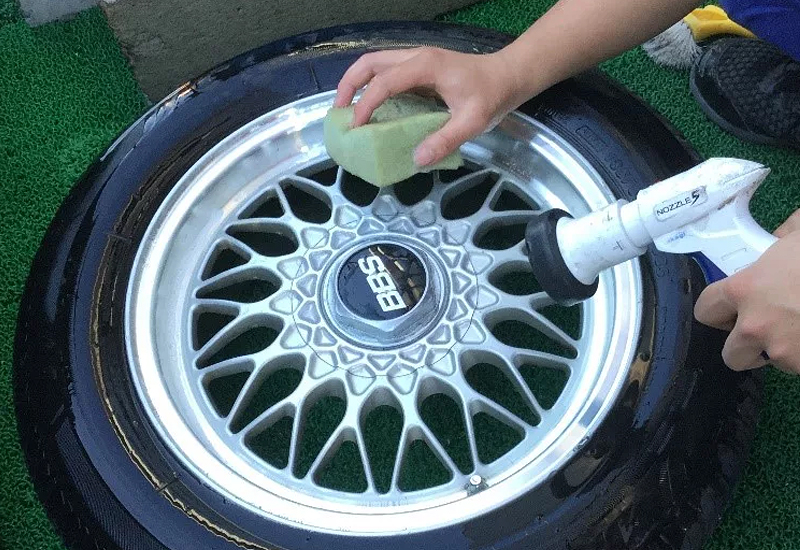 タイヤで水を洗う